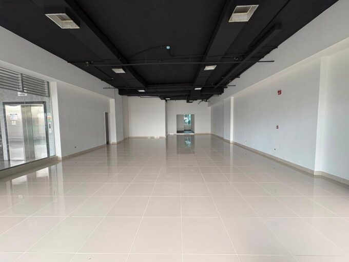 Street Mall, Local en Alquiler en Via Brasil (DD563)